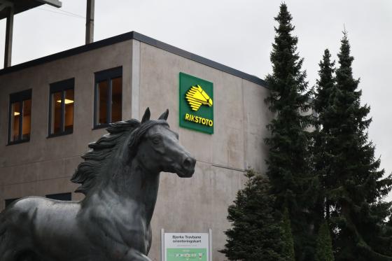 En statue av en hest p&aring; Bjerke travbane