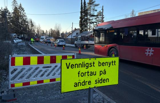 Buss som kj&oslash;rer forbi veiarbeid.