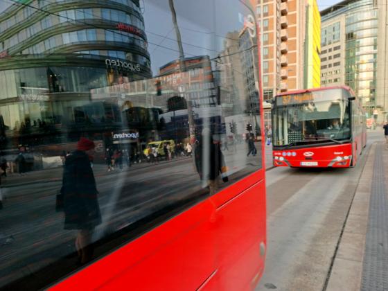 To busser p&aring; Jernbanetorget i Oslo