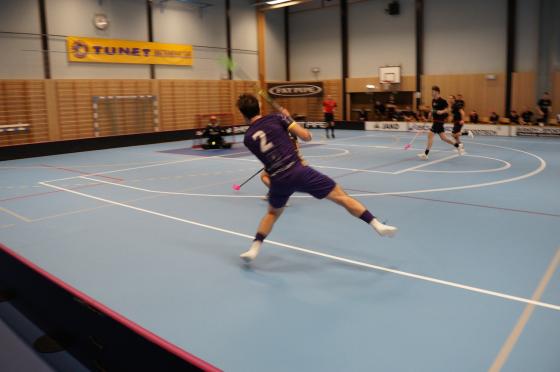 Tunet spiller nr 2 som skyter mot m&aring;l