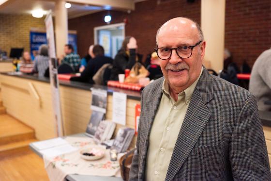 Vidar Johan Skagen foran bord med b&oslash;ker