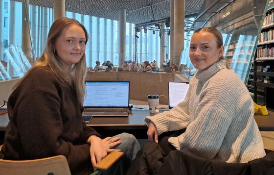 To studenter p&aring; Deichman Bj&oslash;rvika