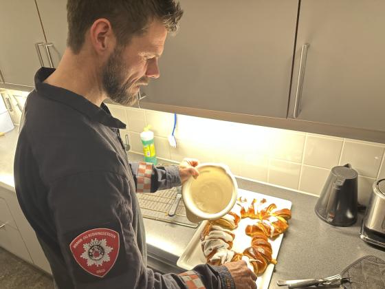 Brannmester baker, heller melis p&aring; klippekrans