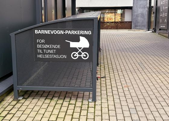 Parkering for barnevogner utenfor S&oslash;ndre Nordstrand helsestasjon.