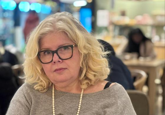 seri&oslash;s dame ser mot kamera