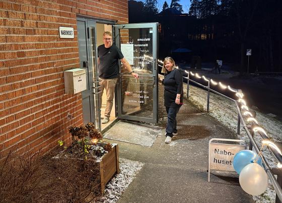 Inger og Magnus som st&aring;r utenfor Nabohuset p&aring; kvelden f&oslash;r gjestene kommer