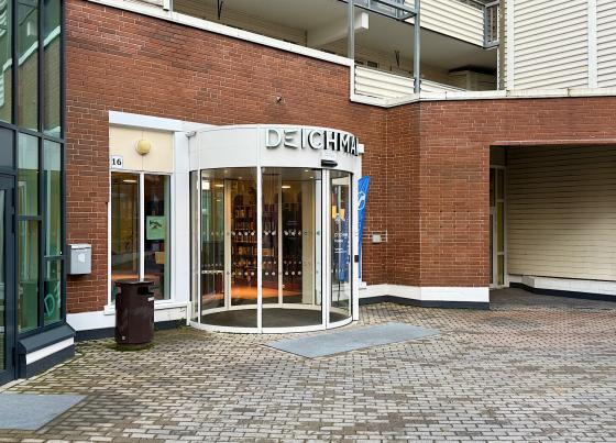 Utenfor inngangen til Deichman bibliotek p&aring; Holmlia 