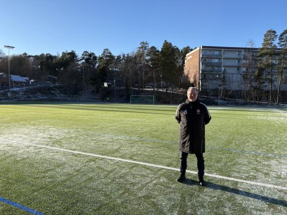 Knut R&oslash;d er en av flere ansatte ved fotballavdelingen p&aring; Holmlia SK.