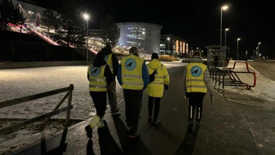 Natteravner med gule refleksvester som g&aring;r i m&oslash;rket