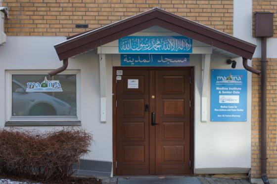 Inngangspartiet til moskeen Madina Institute p&aring; Grorud