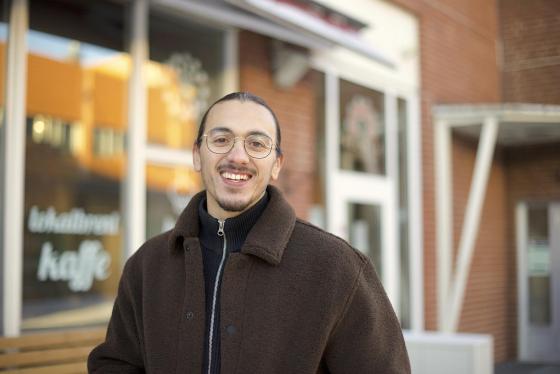 Yassin El Barkani st&aring;r utenfor Kulturkaf&eacute;en p&aring; Holmlia.
