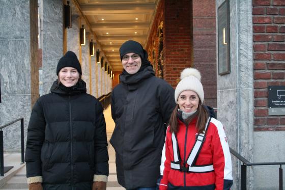 3 foreldra fra aksjonsgruppe foran r&aring;dhuset