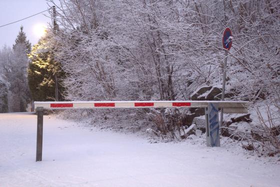 Bom i krysset mellom Griniveien og R&oslash;atoppen