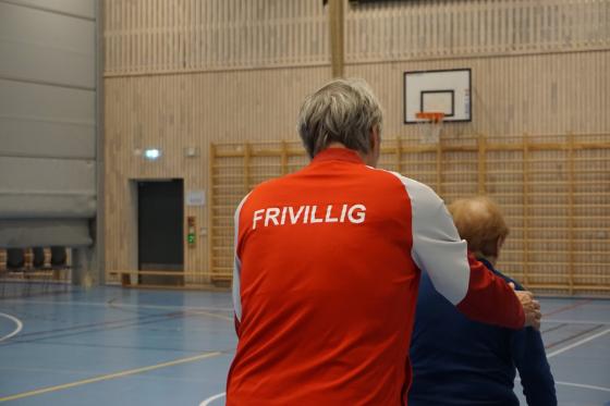 N&aelig;rbilde av frivillig som hjelper en med demens