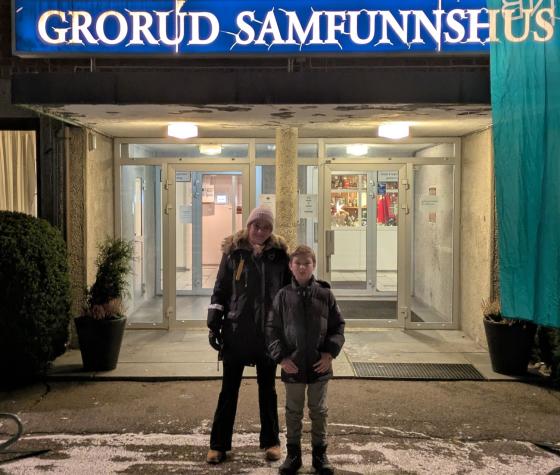 Marthine og s&oslash;nnen Lukas st&aring;r utenfor Grorud Samfunnshus