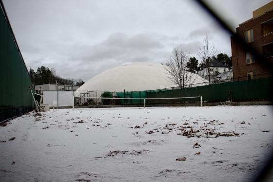 Tennisbane dekket i sn&oslash;.
