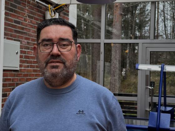 klubbleder st&aring;r foran vinduer og airhockey