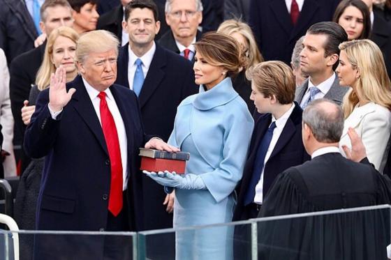 Donald Trump holder en h&aring;nd p&aring; bibelen mens han innvilges som president