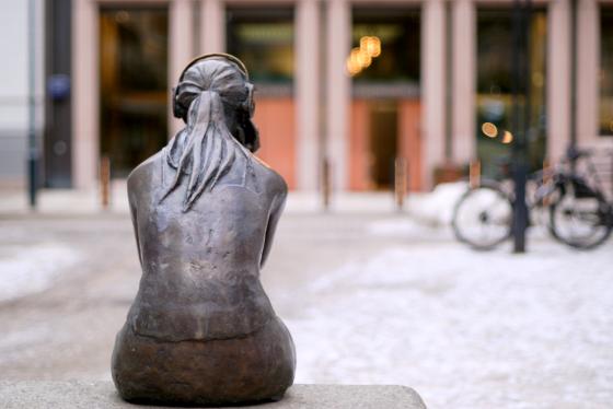 Statue av en jente som sitter foran Norges bank