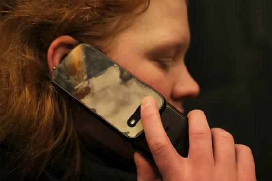 Sunniva snakker i dumtelefonen sin 