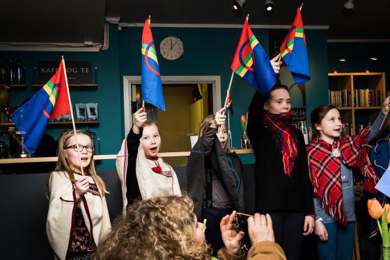 Samiske elever ved Prestvannet skole i Troms&oslash; veiver med samiske flagg.