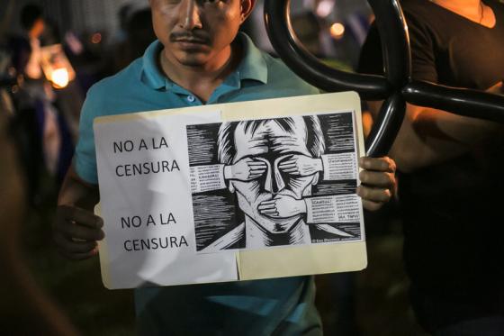 En demonstrant i Nicaragua holder opp et skilt hvor det st&aring;r "Nei til sensur"