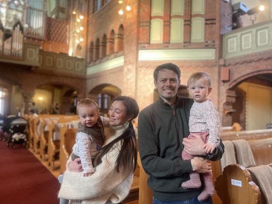 Invild Myklatun Reite og J&oslash;rgen Landsen med babyer i Sagene Kirke