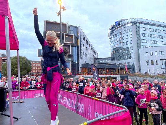 Instrukt&oslash;r Hedvig Bang-F&oslash;rsund leder oppvarming for de p&aring;meldte i Rosa sl&oslash;yfe-l&oslash;pet.