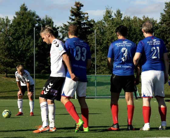 P&aring; treningskamp mellom Gatelagene til V&aring;lerenga og ODD skal en spiller p&aring; ODD skyte straffe. 