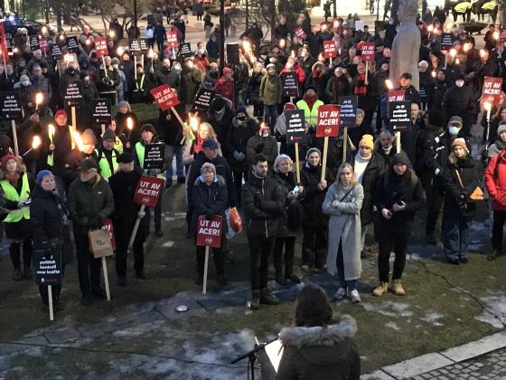 Demonstranter har samlet seg p&aring; Eidsvoll plass. Bj&oslash;rnar Moxnes foran.