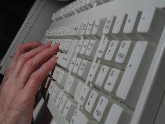 Fingre som skriver p&aring; et tastatur