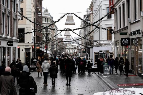 Folk p&aring; Karl Johans gate 
