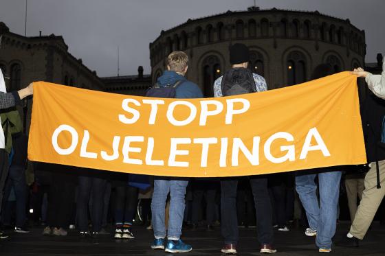 Flere demonstrerer mot boring i Wistingfeltet foran Stortinget i forbindelse med klimatoppm&oslash;te