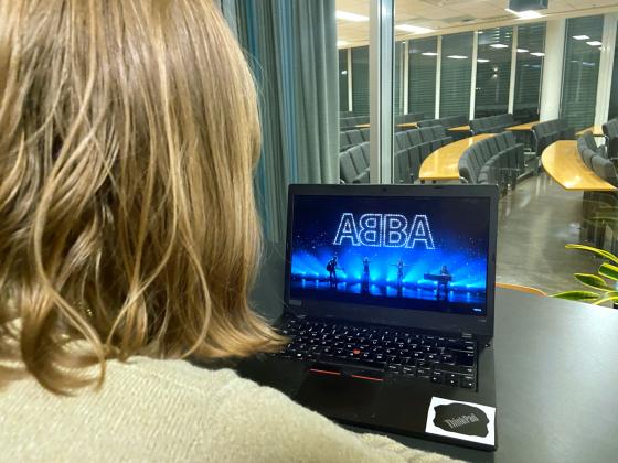 Jente ser p&aring; pc