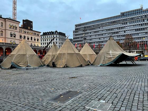 Seks store lavvoer under opprigging p&aring; Youngstorget