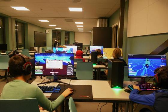 Bildet viser barn som spiller p&aring; PC.