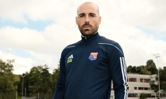 Hovedtrener i Haugerud IF, Alvaro Torres Arjona, poserer i treningsoverdel p&aring; en fotballbane. 