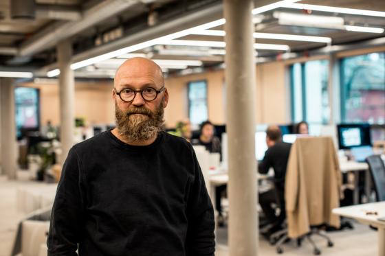 Erik Johan Wors&oslash;e Eriksen i kontorlandskapet p&aring; ANTI.