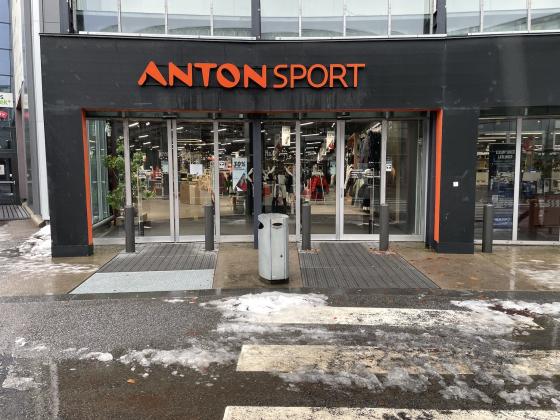 Inngangen til Anton sport p&aring; Alna Storsenter