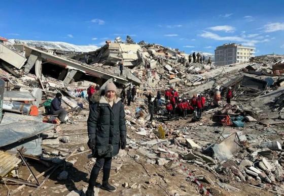 Journalist &Aring;se Marit st&aring;r i ruinene etter jordskjelvet. Bek henne foreg&aring;r redningsarbeid. 