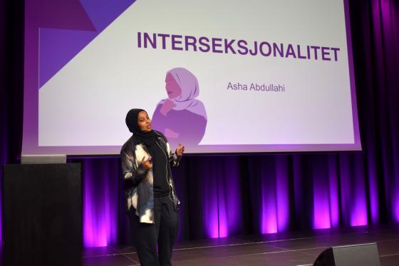 asha abdullahi holder foredrag p&aring; oslo world ung