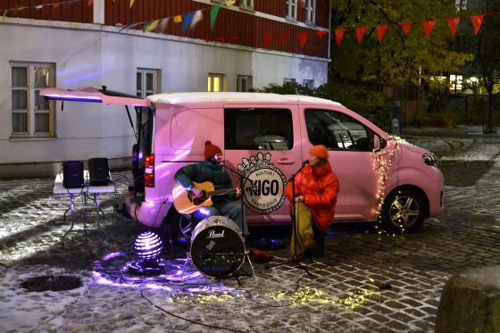 Et band fra KIGO holder konsert i bakg&aring;rden til Oslo Museum.