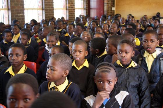 En barneskoleklasse i et klasserom i S&oslash;r-Afrika.