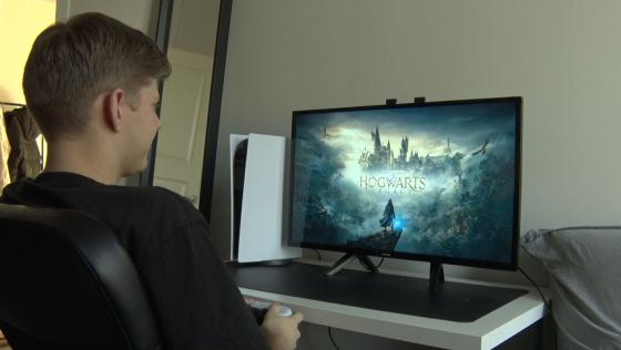 Hogwarts Legacy logo p&aring; pc skjerm, med gamer