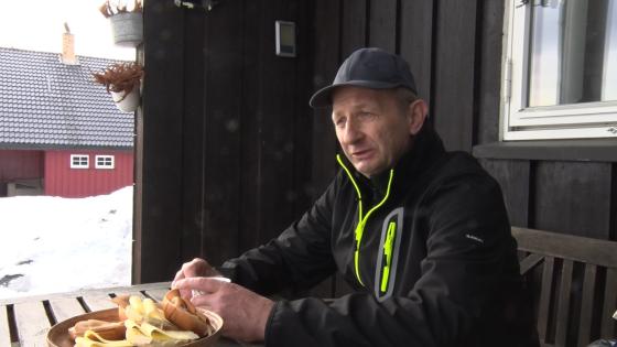 Bonde Kristian Narum drikker kaffe p&aring; tunet