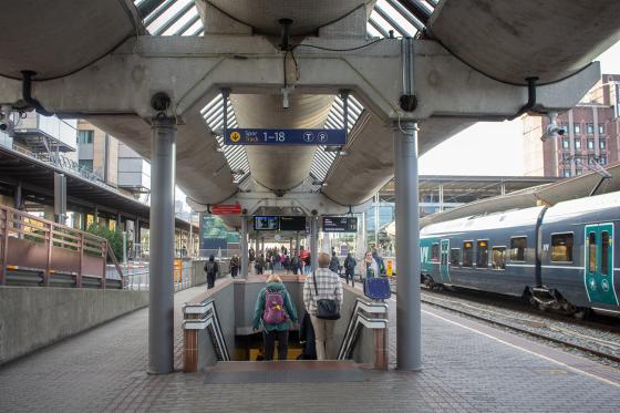 Bilde av mennesker som g&aring;r ned trappen ved spor 19 p&aring; Oslo S.