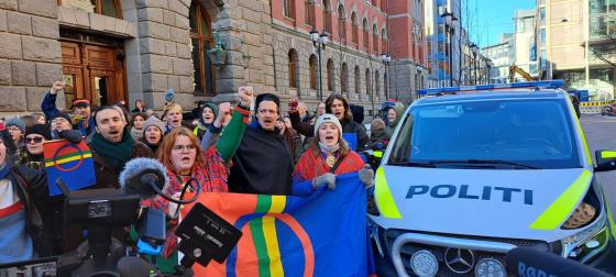 Demonstranter med samisk flagg utenfor H&oslash;yesterett
