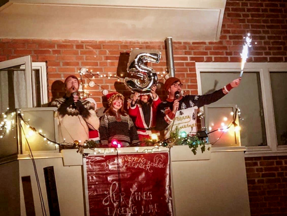Folk synger p&aring; julekalenderen