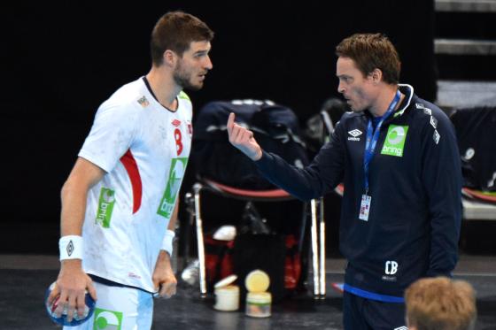 Bjarte Myrhol f&aring;r tilsnakk av Christian Berge under en h&aring;ndballkamp