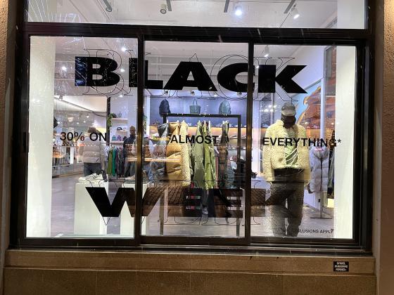 Black Week st&aring;r p&aring; de aller fleste butikkvinduer i Oslo. 